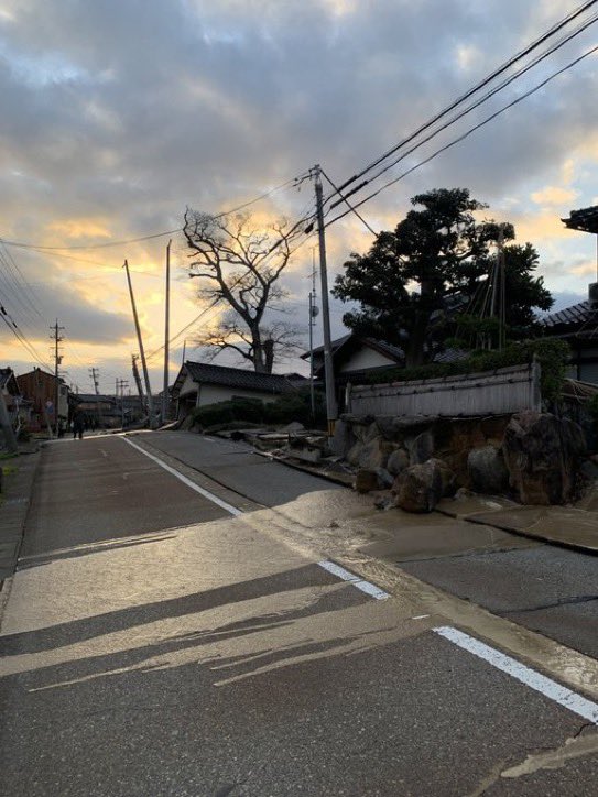 NewTypeManko's tweet photo. 隆起、地割れ、倒壊、終わった…

#地震
#jk
#怖い 
#助けて
#拡散希望 https://t.co/6ZZ6PS4qPK
