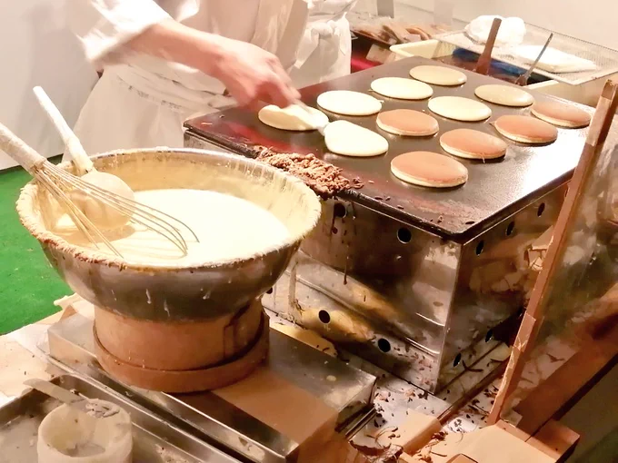 初詣に来たらとらやが実演販売していた。焼きたて(※ぬい不在)