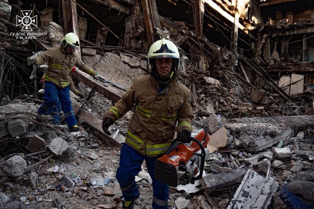 ⚡️In Kyiv, rescuers retrieved another body from under the rubble, — Kyiv Regional Military Administration. 

At this moment, the russians have already killed 28 people with a missile attack on December 29.

👉Follow
@Flash_news_ua