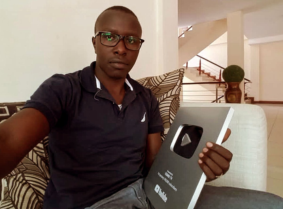 Picture of MURUNGI Sabin when he got his YouTube silver button for hitting 100K YouTube subscribers in 2018. 🇷🇼💎 Reminder : he's the First Vlogger in Rwanda to have this prize before afrimax be second to achieve it in 2019. 🥇 Pioneer. 🇷🇼👏