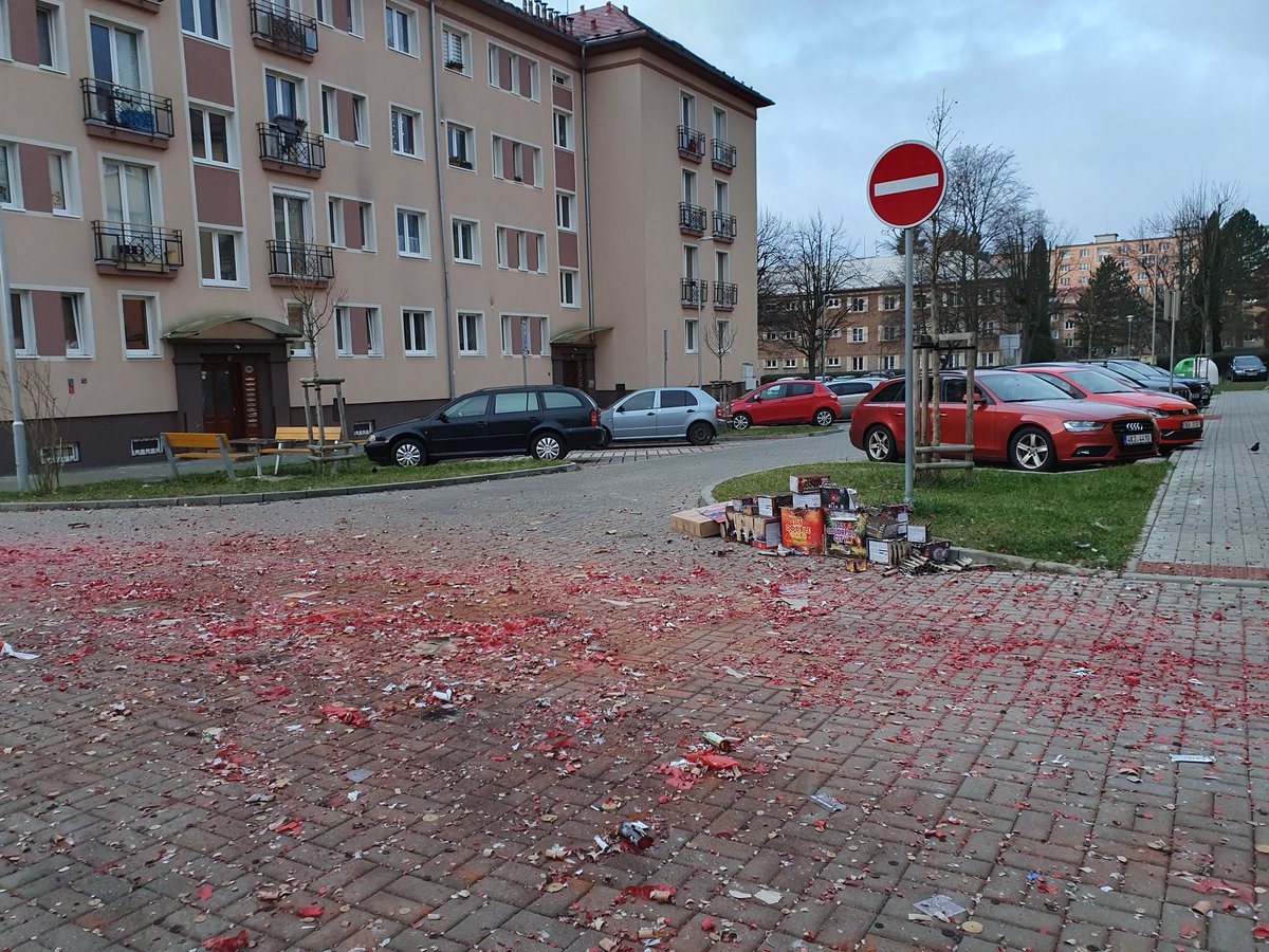 JKnothova's tweet photo. @RayBaseley U nás bouchal někdo dělbuchy celé odpoledne, hrozný rány. O půlnoci odpalovali ohňostroje jako nikdy předtím, no museli si to pořádně užít. Určitě to dělali naschvál. https://t.co/JnrUDZ0qXg
