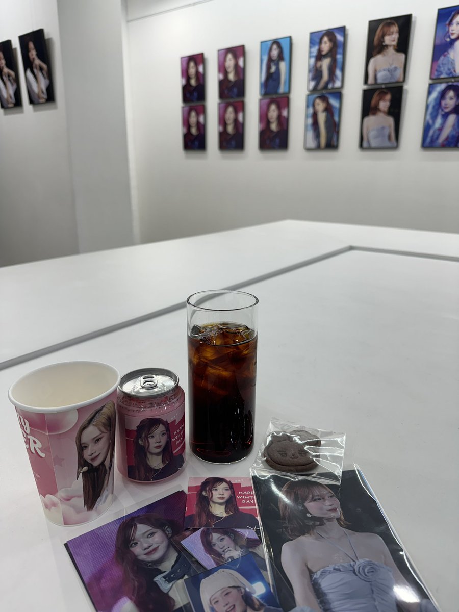 yoojiminyeog's tweet image. 추첨을 해서 상을 받고, 선택하고 싶은 사진을 받고, 기뻐하고, 예쁘게 잘 찍혔어요.. ^^ 
📍갤러리카페 바이어스
@myminbunny 고맙습니다🩵

생일 축하해요 민정

#윈터 #에스파윈터 #aespawinter #김민정 #金旼炡 #kimminjeong #aespa #지민정