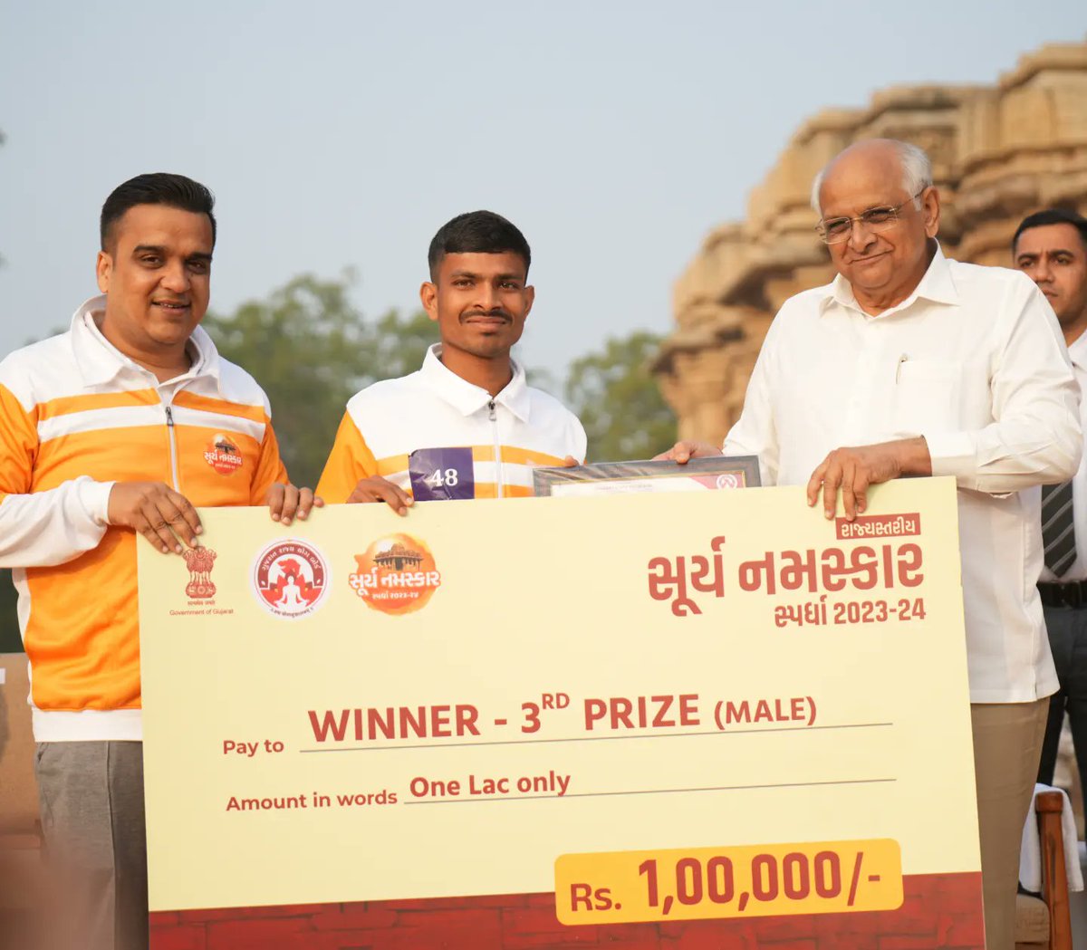 GujaratYogBoard's tweet photo. સૂર્યનમસ્કાર મહા અભિયાન અંતર્ગત ચાલી રહેલ સૂર્યનમસ્કાર સ્પર્ધાના રાજ્ય સ્તરીય વિજેતાઓને ગુજરાત રાજ્યના યશસ્વી મુખ્યમંત્રી શ્રી ભુપેન્દ્રભાઈ પટેલ અને રમત ગમત મંત્રી શ્રી હર્ષભાઈ સંઘવી જીના હસ્તે ઈનામ વિતરણ કરવામાં આવ્યું.... https://t.co/POkXTlg8cc