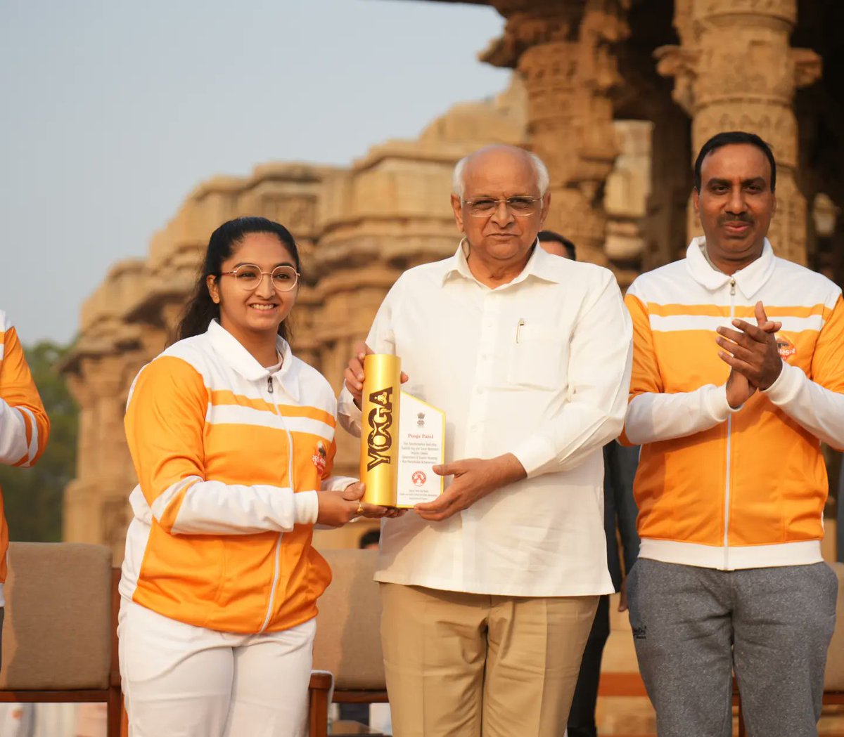 GujaratYogBoard's tweet photo. સૂર્યનમસ્કાર મહા અભિયાન અંતર્ગત ચાલી રહેલ સૂર્યનમસ્કાર સ્પર્ધાના રાજ્ય સ્તરીય વિજેતાઓને ગુજરાત રાજ્યના યશસ્વી મુખ્યમંત્રી શ્રી ભુપેન્દ્રભાઈ પટેલ અને રમત ગમત મંત્રી શ્રી હર્ષભાઈ સંઘવી જીના હસ્તે ઈનામ વિતરણ કરવામાં આવ્યું.... https://t.co/POkXTlg8cc