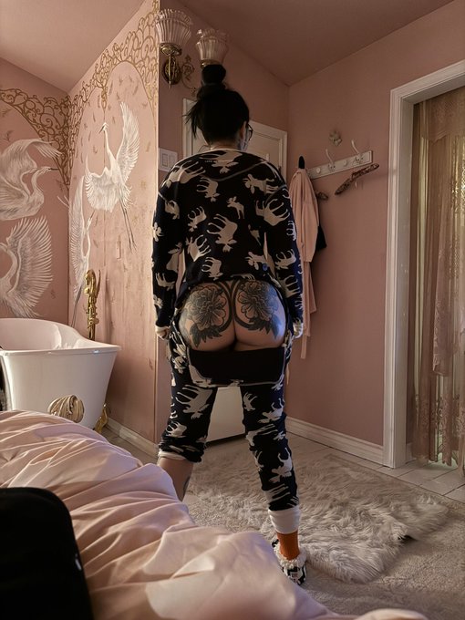 Cheeked up 🍑 https://t.co/Pog5GnXjkw<a href="/tag/divinebitches"class="tags"><span>#divinebitches</span></a>