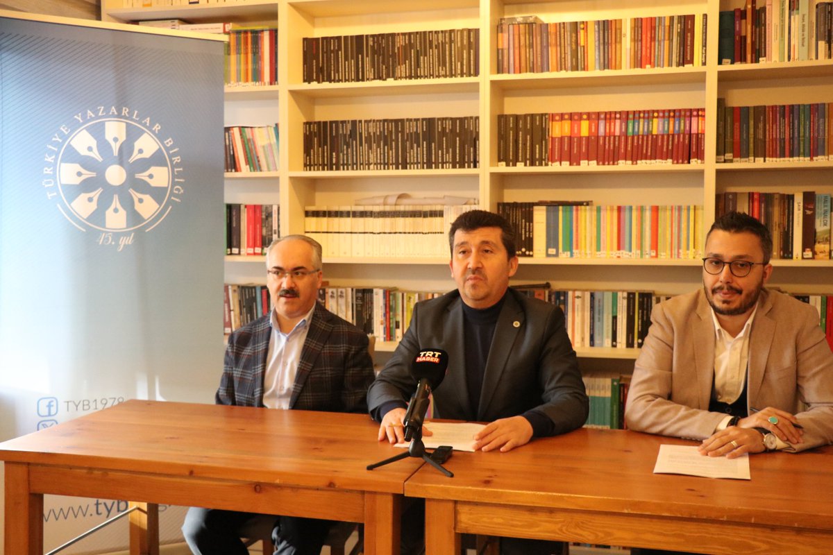 TYB 2023 Ödüllerini kazananlar belli oldu

2023 Yılının "Yazar, Fikir Adamı ve Sanatçıları" Türkiye Yazarlar Birliği Genel Başkanı Prof. Dr. Musa Kâzım Arıcan tarafından 01.01.2024 tarihinde açıklandı.

👉tyb.org.tr/tyb-2023-odull…

#TYB2023Ödülleri