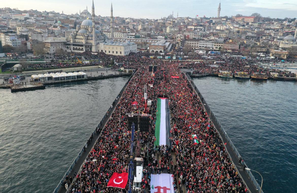 Yeni yılın ilk gününde insanlık ve dayanışma adına tarihi bir gün! Şehitlerimize Rahmet, Filistin’e Destek, Teröre Lanet Yürüyüşüne katılan vatandaşlarımızın barış ve huzur dolu bir dünya amacıyla gösterdikleri duyarlılığı övgüyle karşılıyor, İsrail'in Gazze'de sivillere yaptığı…