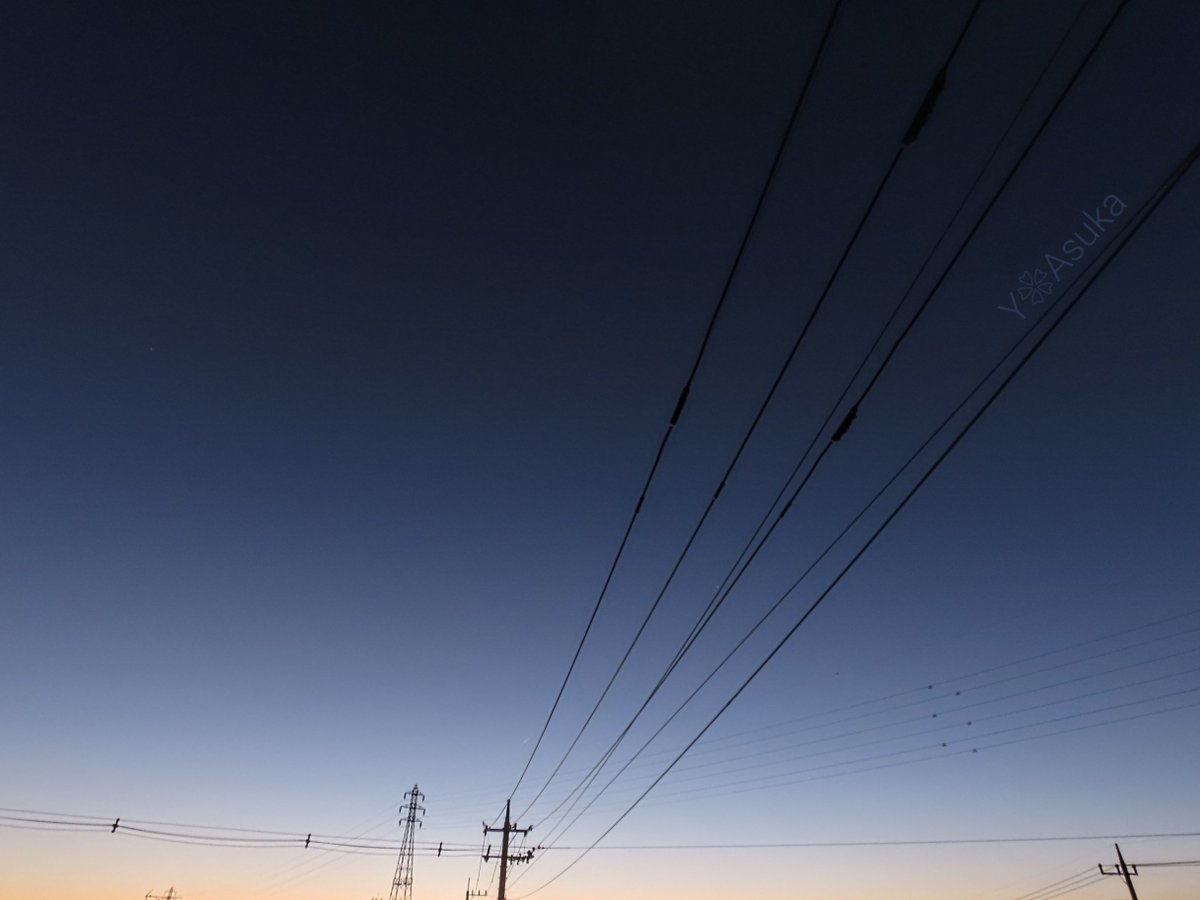 yumeasutw's tweet photo. 吹き荒れていた北風が止み
#元日 が静かに暮れて行きます🌆
#夕空 #夕焼け #鉄塔 #電柱 #電線
#マジックアワー #トワイライト #薄明 #sunset
#ブルーモーメント #ブルーアワー
#空の名前
#天気の図鑑
#きょう出会う空
#a2024 #a0101 #a202401 #a2024011 https://t.co/MwHDXSSNqI