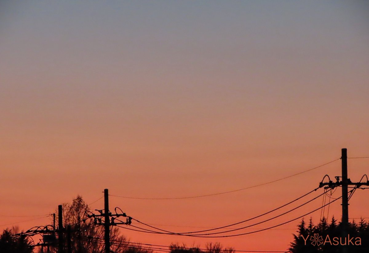 yumeasutw's tweet photo. 吹き荒れていた北風が止み
#元日 が静かに暮れて行きます🌆
#夕空 #夕焼け #鉄塔 #電柱 #電線
#マジックアワー #トワイライト #薄明 #sunset
#ブルーモーメント #ブルーアワー
#空の名前
#天気の図鑑
#きょう出会う空
#a2024 #a0101 #a202401 #a2024011 https://t.co/MwHDXSSNqI