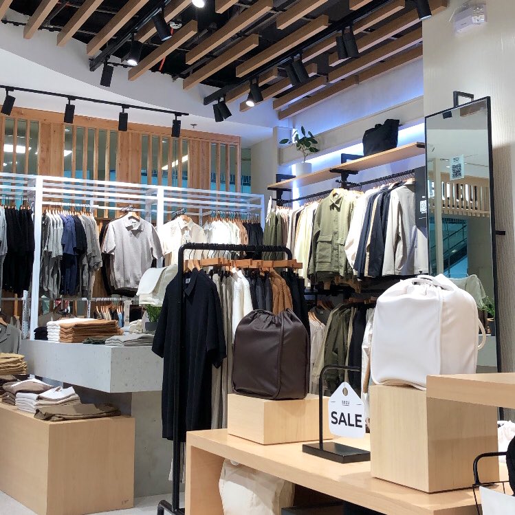 frenchfraz's tweet photo. Started 2024 with amazing kindness. In a clothing store, when the POS failed, the cashier offered her discount for a bigger saving. Later, with a dead phone and no cash at a QSR, the cashier lent me a charger and let me pay after eating. Small acts, huge impact. Truly grateful! https://t.co/cbj09jCJrL