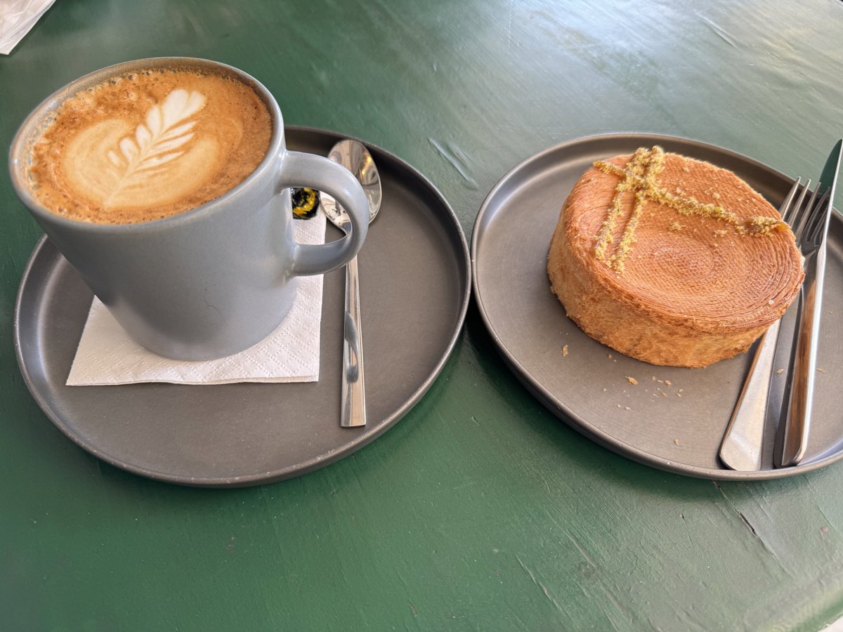 از صبح تا الان ۲۰ هزار قدم راه رفتم ‌ و  به نصف کارهام هم نرسیدم 
نشستم یه قهوه بخورم یه کم استراحت کنم 
اما کاش وسوسه نمی‌شدم با قهوه م این رول پسته ای رو بخورم و به تخم مرغ اکتفا میکردم