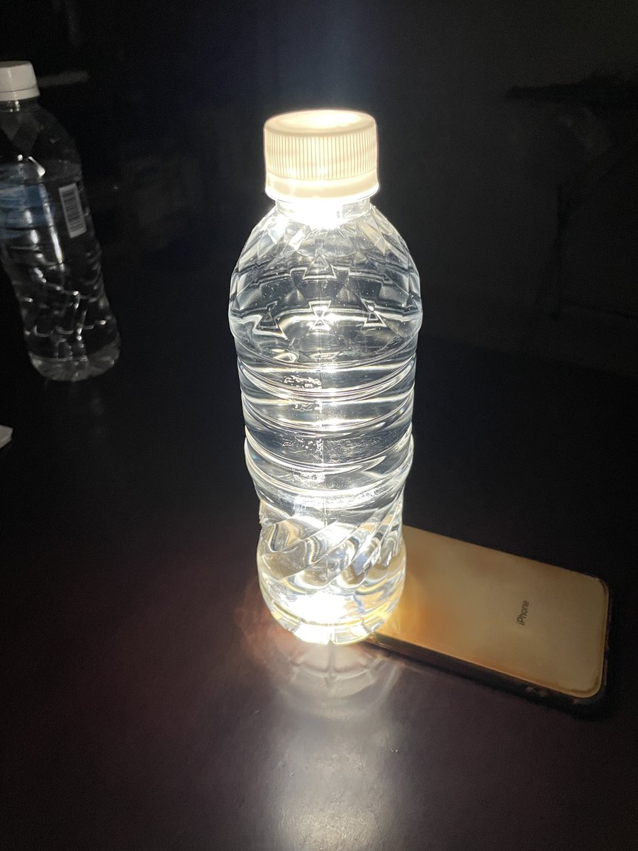 miura_takako's tweet photo. 停電しているお宅が多いそうです。
水が入ったペットポトルを小さい光に被せると光が拡散して明るくなります。 https://t.co/NQQWB0WxFW