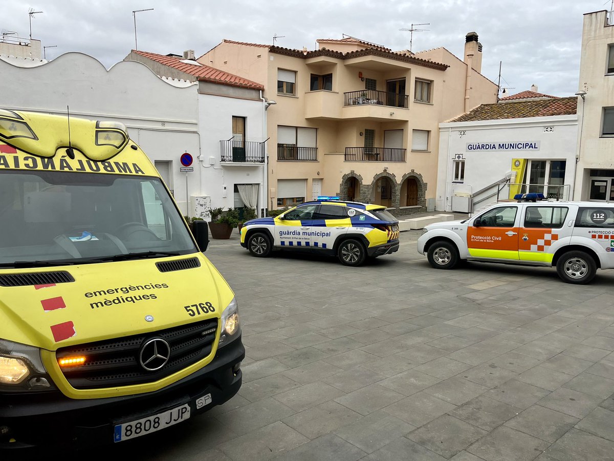 AVPCPORTSELVA's tweet photo. 1a atenció i suport a la #Guàrdiamunicipal i al #semgencat per home amb dificultats respiratòries al domicili.
Trasllat a @HospiFigueres https://t.co/rSzncNkuF3