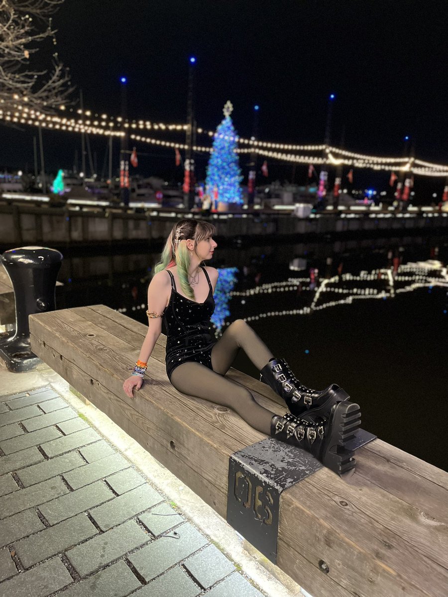 Realtra_cosplay's tweet photo. Best way to spend the new year? At a party for taylor swift lol I went to a Taylor dance party tonight and it was the best time ever! I took my mom with me! 🎉 #taylorswift @taylornation13 https://t.co/sMKhHig89v