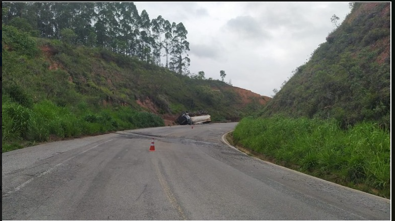 prf_mg's tweet photo. 6h01 - Em Rio Casca, na BR 262, km 160, pista permanece totalmente interditada, em virtude de tombamento de veículo de carga, com vazamento de produto perigoso. Equipes no local para tranbordo e retirada do veículo. Sem previsão de liberação. https://t.co/ObPuiS4xm3
