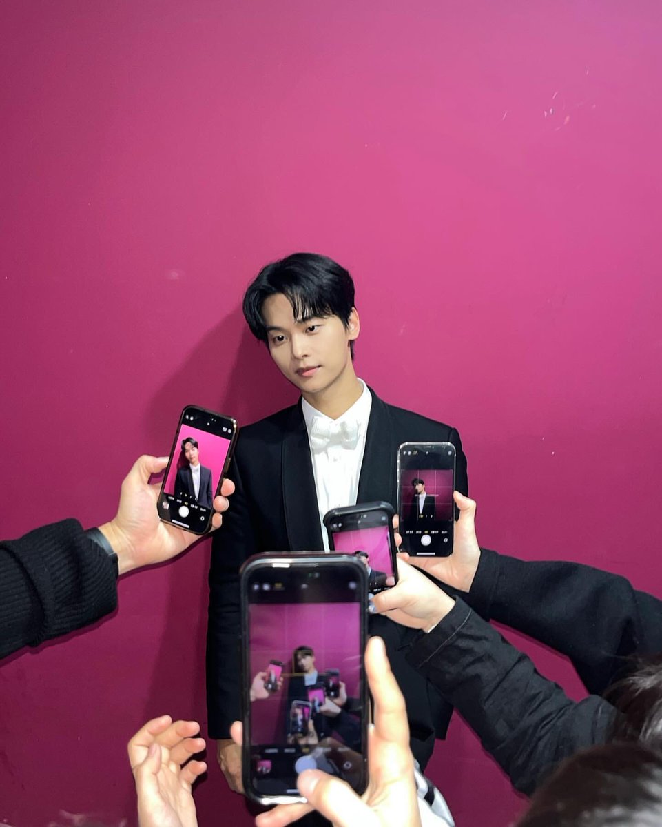 bunkook's tweet photo. I CANT EVEN BLAME THEM HE IS THE ART!!!!! https://t.co/vlmAKI8rR1