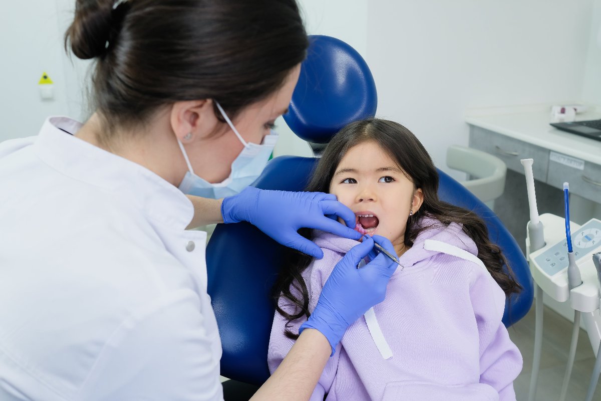 ¡Sonrisas felices, futuros brillantes! 🌟🦷
Enseñemos a nuestros niños la importancia del cepillado dental. Cada cepillada es una inversión en su bienestar futuro.
¡Celebremos sonrisas radiantes para toda la vida! 👶

#CepilladoInfantil #ClinicaParra