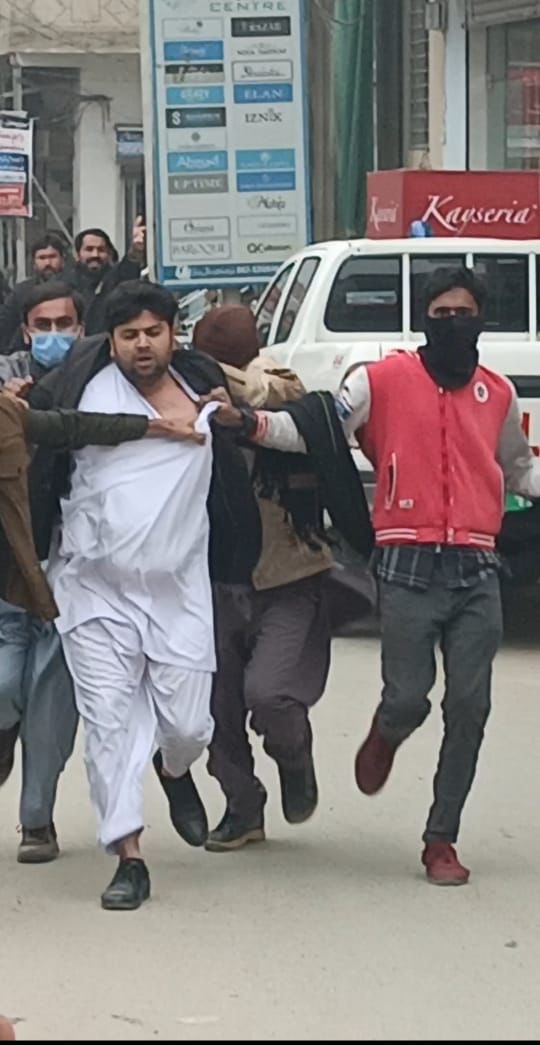 رہنما تحریک انصاف زاہد اقبال چوہدری کے پاؤر آف اٹارنی وکیل عبدالوہاب بلوچ کے ساتھ نقاب پوش پولیس کے لوگوں کا یہ سلوک قابل مزمت ہے، دراصل یہ گریبان عبدالوہاب کا نہیں پھاڑا گیا، یہ ہر اس شخص کا گریبان پھاڑا گیا ہے جو رُول آف لاء پر یقین رکھتا ہے۔
#PakistanUnderFasicsm