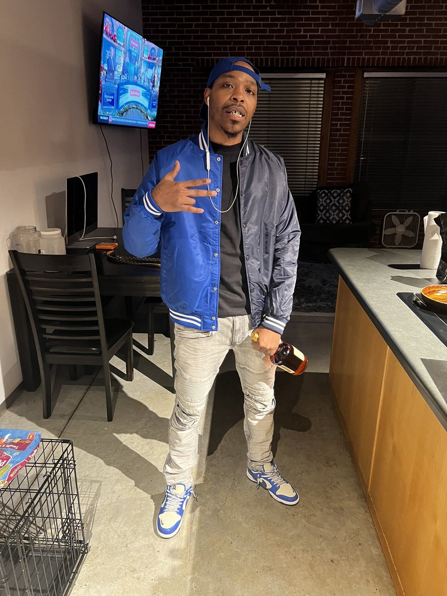 CuzzoKB's tweet image. Happy new year 🤧