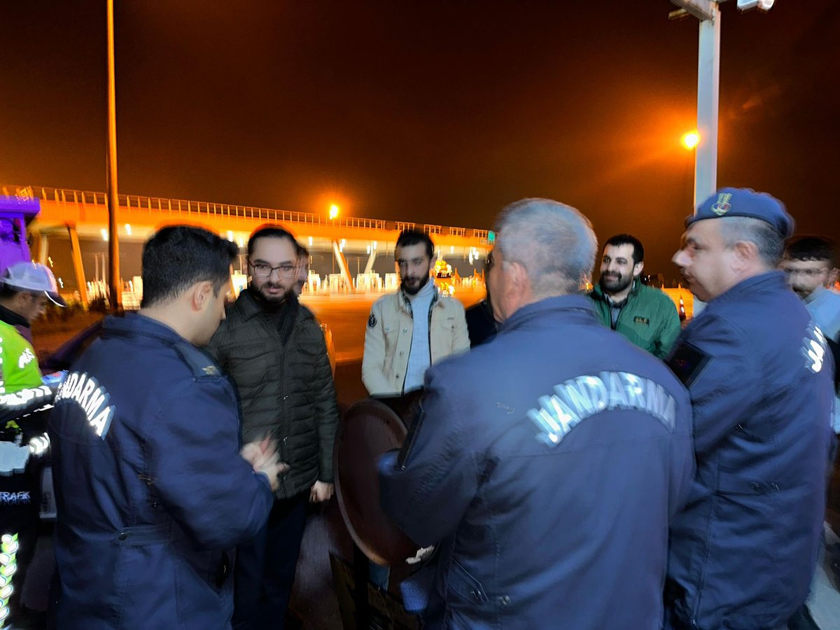 AkGenclikKmlps's tweet photo. Gençlik kolları başkanımız Yavuz Yılmaz’ın öncülüğünde yeni yıla girerken güvenliğimiz için gece gündüz görev başında olan emniyet mensuplarımızı ziyaret edip,yeni yıllarını kutlayıp kolaylıklar diledik. https://t.co/QeQfMYnmK0