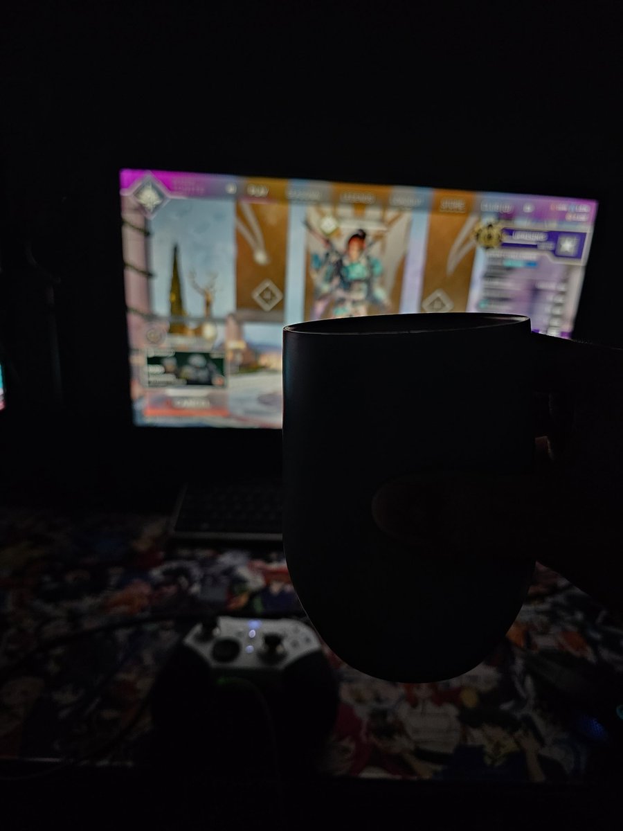 gen0san's tweet photo. Happy New Year!!!!! Idk why I keep playing this game....it's miserable 😭
#ApexLedgends #HappyNewYear https://t.co/3BVvi5j9Y2