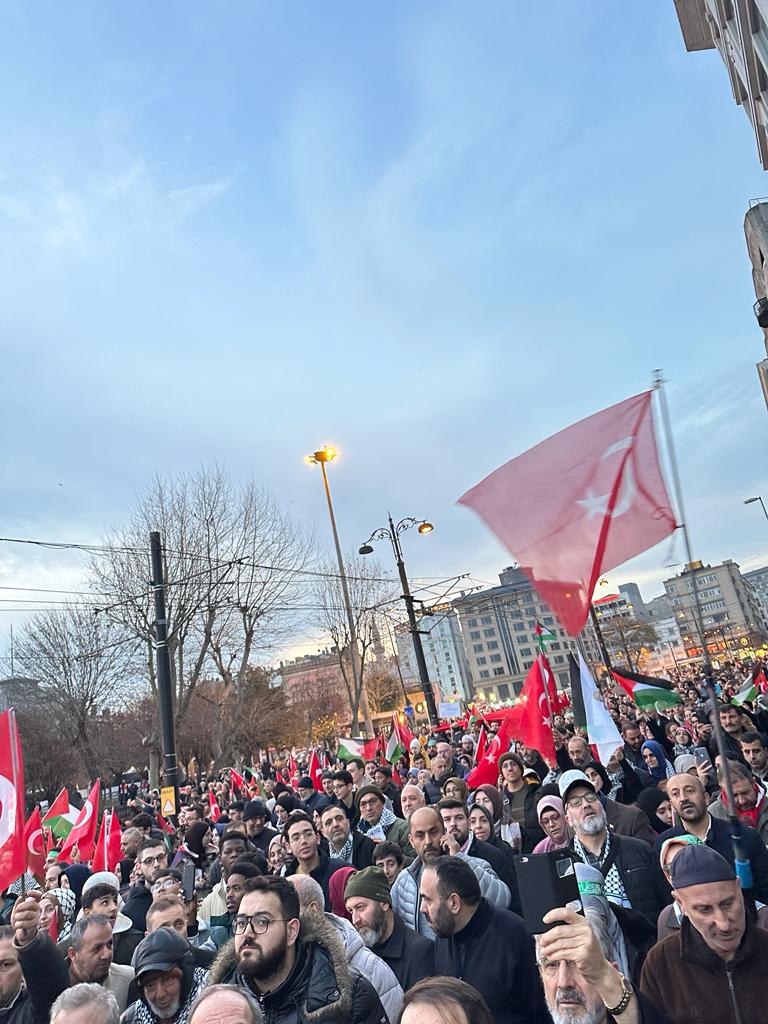 synke2012's tweet photo. Ketenlik Gençlik Derneği olarak, 2024 yılının ilk gününde Şehitlerimizi rahmetle anıyor, Filistin'e olan desteğimizi bir kez daha yüksek sesle dile getiriyoruz. 
Galata Köprüsü'nde gerçekleşen yürüyüşte, birlik ve dayanışma içinde Filistinli kardeşlerimize destek olmanın gururunu yaşadık. Şehitlerimizin aziz hatırasına saygıyla, Filistin için umut dolu bir gelecek temennisiyle bu anlamlı etkinliğe katılım sağladık. İsrail'e yönelik lanetimizi birleştirdiğimiz bu anlamlı gün, barış ve adaletin sesini yükseltmek adına bir adım daha atmamıza vesile oldu. 🇵🇸🇹🇷
#ForFairFuture