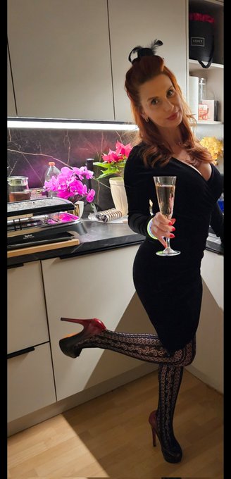 Happy New Year 2024🥂🥳 Leider hatte ich Silvester ordentlich Internet Probleme. Hoffe bei Dir wars nicht<a href="/tag/friends"class="tags"><span>#friends</span></a><a href="/tag/bikini"class="tags"><span>#bikini</span></a><a href="/tag/beachday"class="tags"><span>#beachday</span></a>