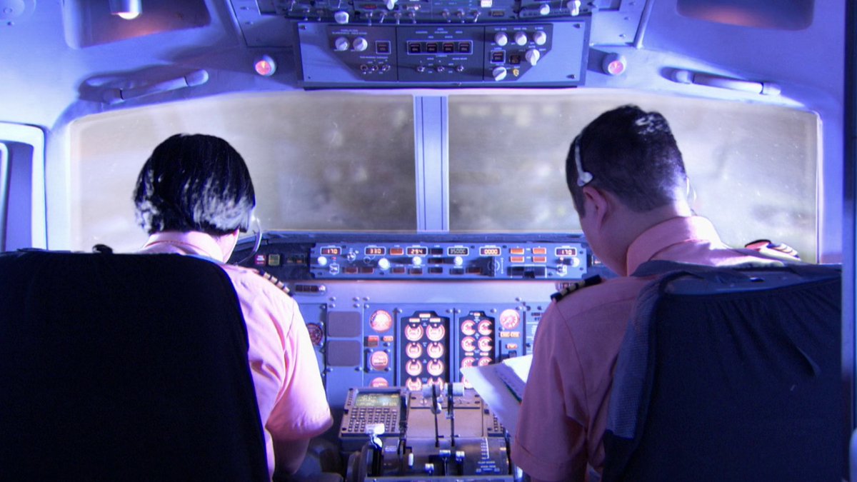 AirCrash_'s tweet photo. 🗓 | 𝗢𝗻 𝗧𝗵𝗶𝘀 𝗗𝗮𝘆 (𝟮𝟬𝟬𝟳): Adam Air Flight 574 goes into a dive, causing a disintegration over the Makassar Strait, Indonesia, all 102 on board die. The crew had been preoccupied on fixing the plane's inertial navigation system, resulting in a complete loss of control. https://t.co/MO7KlZ4RBh