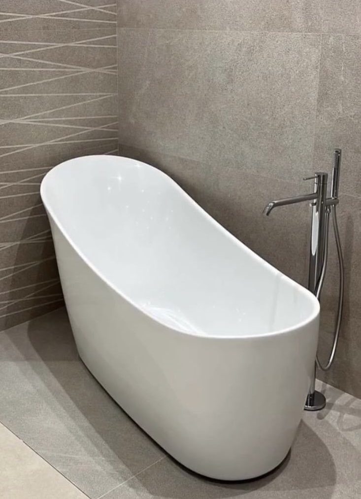 Happy New Year to all our customers and followers! 

To start 2024 off, we have selected our Acrymite Slipp bath!

Our Slipp bath is a double skinned Acrymite bath with a small footprint but generous bathing area. 

🏠 @Surreytilesandbathrooms

#slippbath #acrymite #bcdesigns