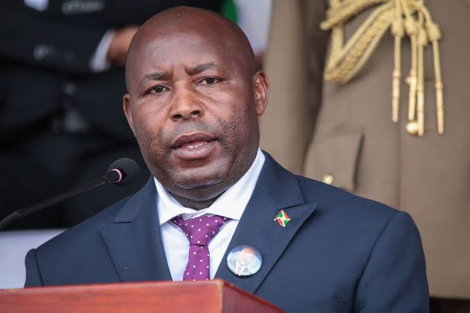 #Burundi president accuses #Rwanda of backing rebels fighting against his country. President Evariste Ndayishimiye claimed the RED-Tabara 'are fed, sheltered, hosted and maintained in terms of logistics and financial means by … Rwanda' observer.ug/news/headlines…