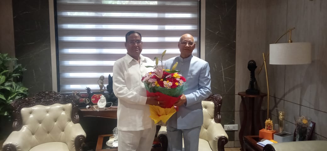 आज महाराष्ट्र के महामहिम राज्यपाल महोदय श्री रमेश बैस जी को उनके निज निवास रायपुर पहुंचकर नव वर्ष 2024 की बधाई दी एवं आशीर्वाद प्राप्त किया।