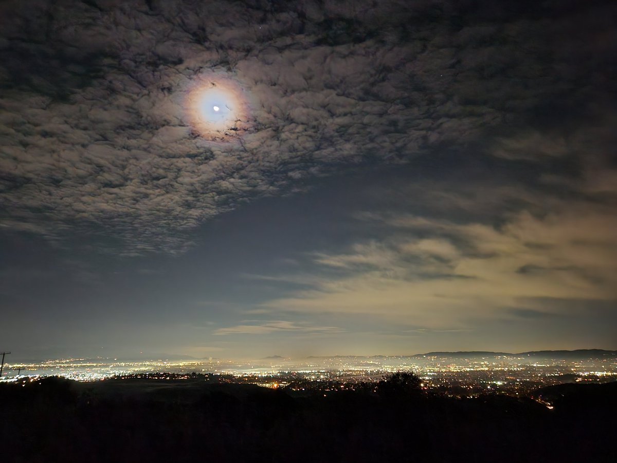 FBresky's tweet photo. Happy New Year from high on top of the summit! #LosAngeles #2024 https://t.co/0I1VNvEm01