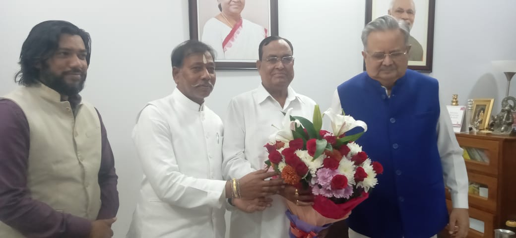 आज विधानसभा के अध्यक्ष डॉ रमन सिंह जी के निवास पहुंचकर नव वर्ष 2024 की बधाई दी, एवं आशीर्वाद प्राप्त किए। इस अवसर पर गुरु बालदास साहेब, आरंग विधानसभा क्षेत्र के विधायक गुरु खुशवंत साहेब जी उपस्थित थे।