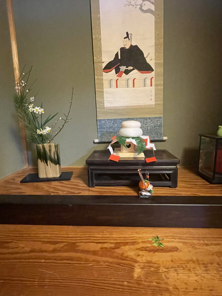 富山市内の実家で正月を迎えました。
地震、かなり揺れました。
（80年近く生きる実父も、経験したことない揺れと言ってた）
幸い、建物も家族も無事です。
鏡餅のお飾りが落ちた程度です。
引き続き、余震に気をつけて過ごします。
