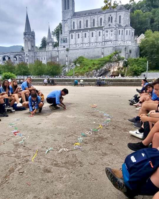 Servire è stringere un legame.
Non si può non entrare in relazione.
La prima a insegnarcelo è Maria che, attraverso il suo “Eccomi”, si mette al Servizio del piano di Dio, per la Salvezza del mondo intero.
Auguri di un 2024 ricco di “Eccomi”
#buonanno #alpassodellultimo
