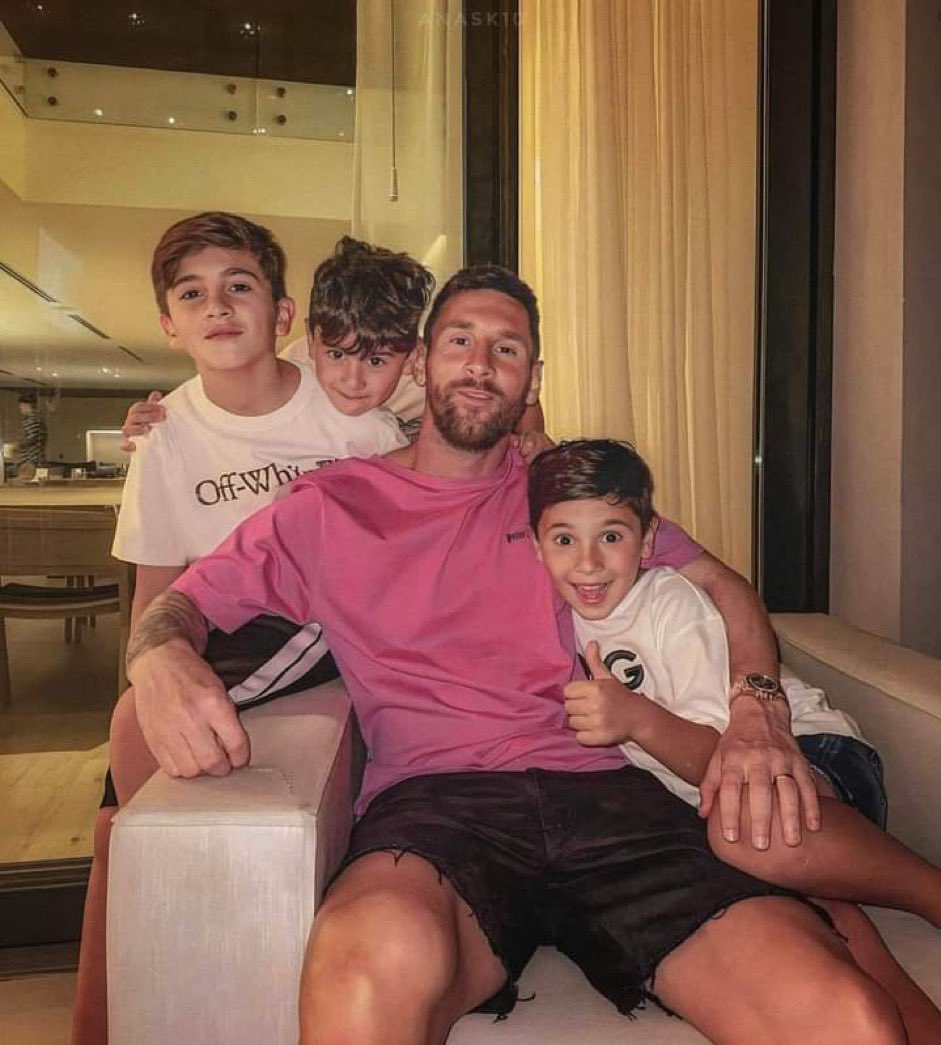 Leo Messi with his kids 👍