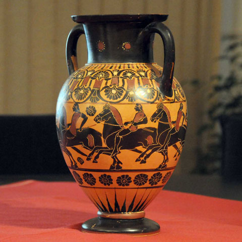 ArteCalabria's tweet photo. Elmo corinzio in bronzo di età arcaica proveniente da Rhegion (Reggio Calabria) e davanti anfora calcidese (550-540 a.C.) a figure nere con giovani a cavallo attribuita al gruppo dell'Hydria di Cambridge.
#ancient #Happy2024 #MArRC #Calabria #arte #Archaeology #heritage #beauty https://t.co/orGlQACqD0