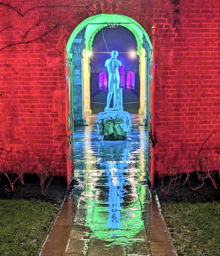 Happy New Year, gang! May your 2024s be as fabulous as the lighting for this Apollo at @hevercastle 😁👍🏛️🍑🥳 #MuseumBums Thanks @matthewcock for sharing 😁