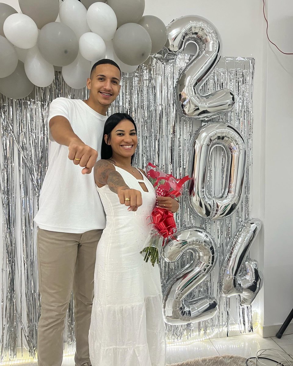 jesssicamaced's tweet photo. Feliz 2024 pra nós ✨
Tô noiva 👰‍♀️ https://t.co/2Eqyq746I7