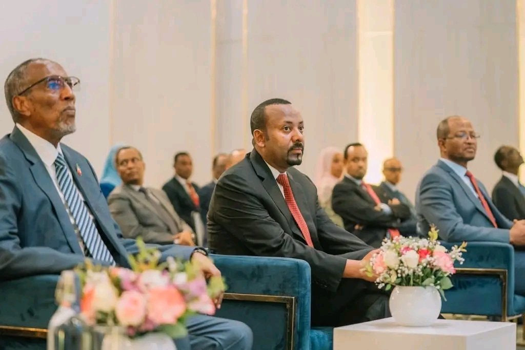 OromiaBureau's tweet photo. Oduu Simbirtuu!
= = =
Itoophiyaan abbaa hulaa Galaanaa ta'uun waliigaltee karra galaanaa itti argattuu Somaaliilaandi waliin mallatteessite.

Waliigaltichas Ministira Muummee FDRI Dooktar Abiy Ahimadii fi Pireezidaantii Somaaliilaandi Muse Baahii mallatteessaniiru.
@AbiyAhmedAli https://t.co/HoyLNF2BVG