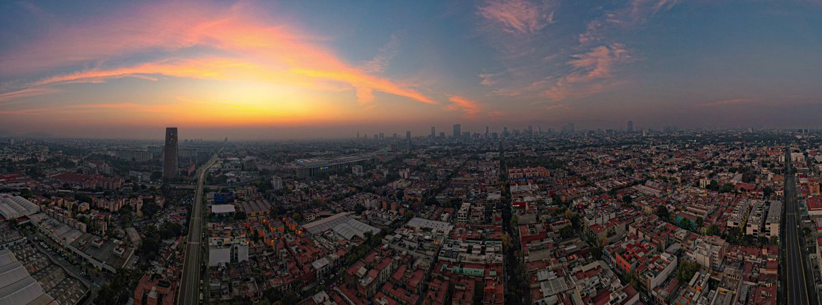 LaRazon_mx's tweet photo. 🌅🌟 El horizonte se ilumina con el primer amanecer del año, y la naturaleza nos regala un espectáculo sin igual ¡Bienvenido 2024!

📸: @atasKaban https://t.co/zZXYity3oc
