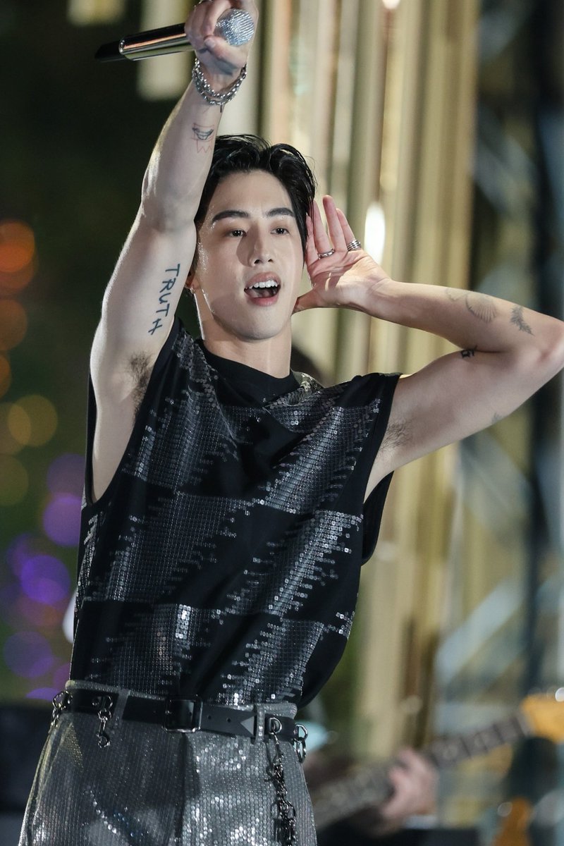 ELLEThailand's tweet photo. ระเบิดความเท่! ส่องภาพของ Mark Tuan @marktuan ที่มาร่วมส่งท้ายปีเก่า ต้อนรับปีใหม่กับแฟนๆ ชาวไทยที่งาน Amazing Thailand Countdown 2024 ที่ไอคอนสยาม พร้อมโชว์สุดพิเศษที่เรียกเสียงกริ๊ดสนั่นริมแม่น้ำเจ้าพระยา

#ELLEnews 
#ICONSIAMCountdown2024 #MarkTuan #ICONSIAMxMarkTuan https://t.co/S4vE9IZRCc