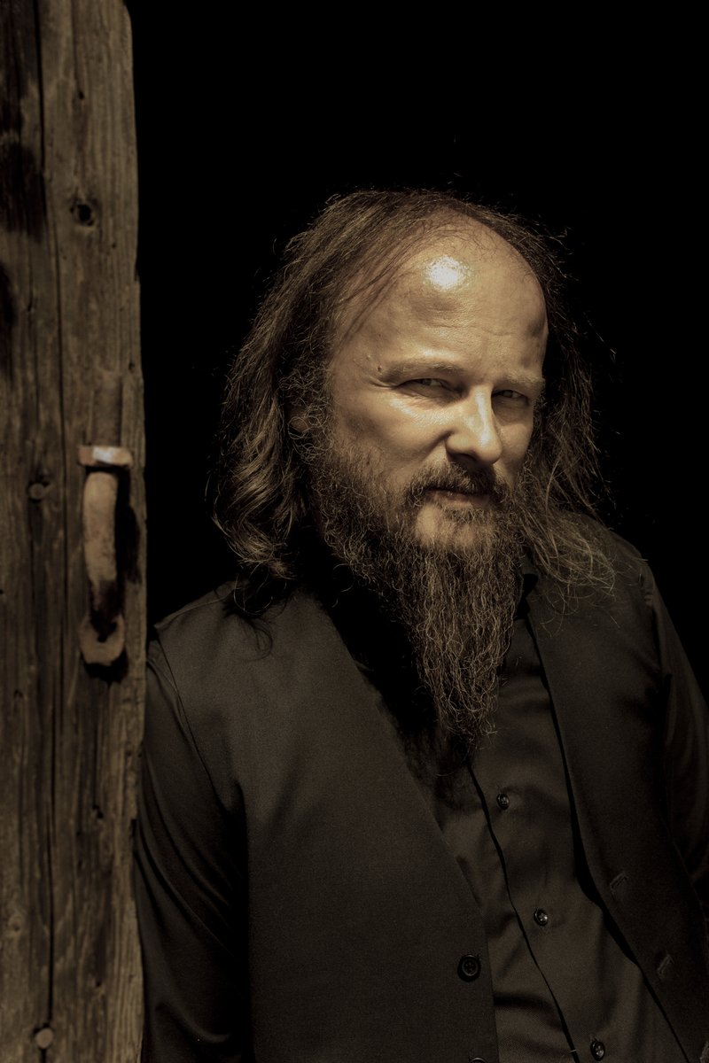 Kiitos kuulijoille vuodesta 2023.

Uusi vuosi 2024 starttaa tammikuun keikoilla sekä yksin pianon kanssa että bändin vahvistamana ->

5.1. Cafe Seurahuone, Kokkola (Vælimaa yksin)
20.1. Rytmikorjaamo, Seinäjoki (Vælimaa &amp; tajukankaan soittokunta)

(Kuva: Jaakko Karppinen)