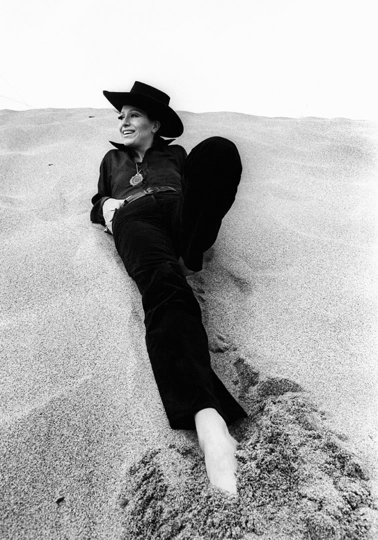 Las (muchas) fotografías que Colita le hizo a Elsa Peretti, sobre todo en San Martí Vell, qué suerte que se encontraran. Para ellas y para todos. 🖤