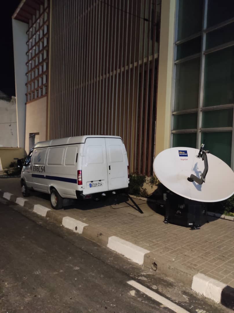 Nuestros compañeros de Operaciones de ETECSA garantizando las comunicaciones satelitales,durante las celebraciones por el Aniversario 65 del Triunfo de la Revolución en Santiago de Cuba !
#Cuba