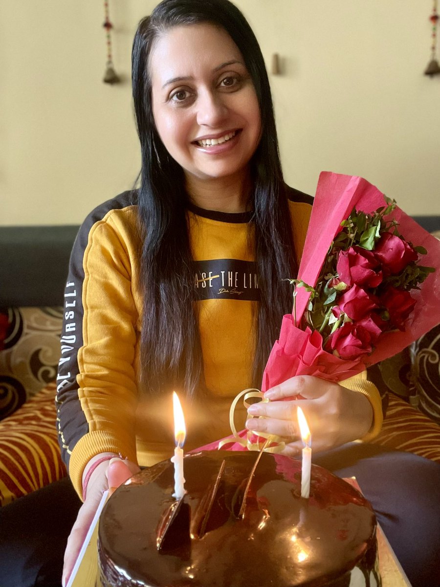 A sweet start of my 2024 with bouquet of roses 🌹 & a yummy cake 🎂 sent by my lovely sister 😍☺️🥰🥳 💃🏻 #newyear #newyear2024 #newyeargift #happynewyear #2024 #hny #aanjaalirana #anjalirana