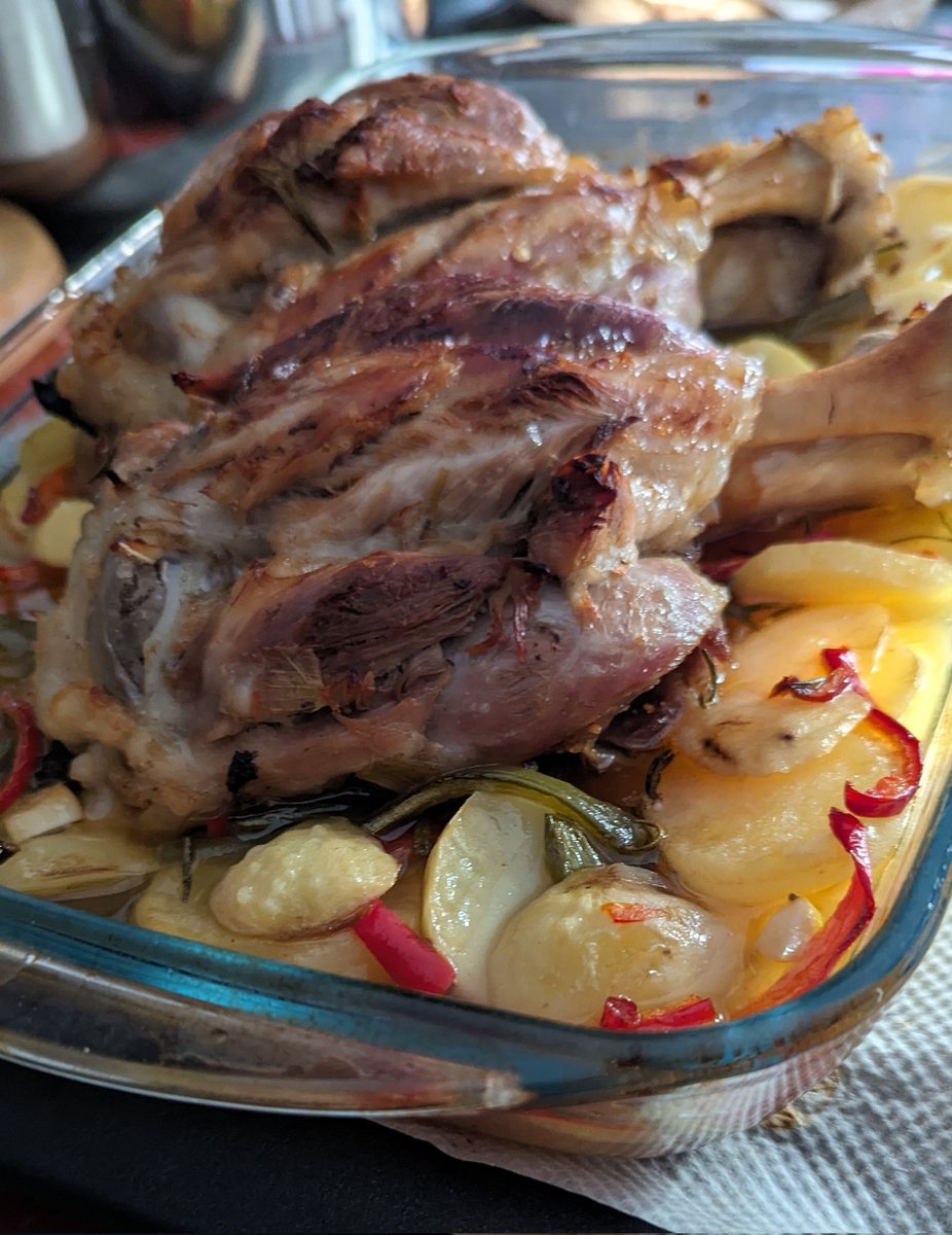 rauldevelop's tweet image. Primera comida del año #codillo #DietaTorreznos