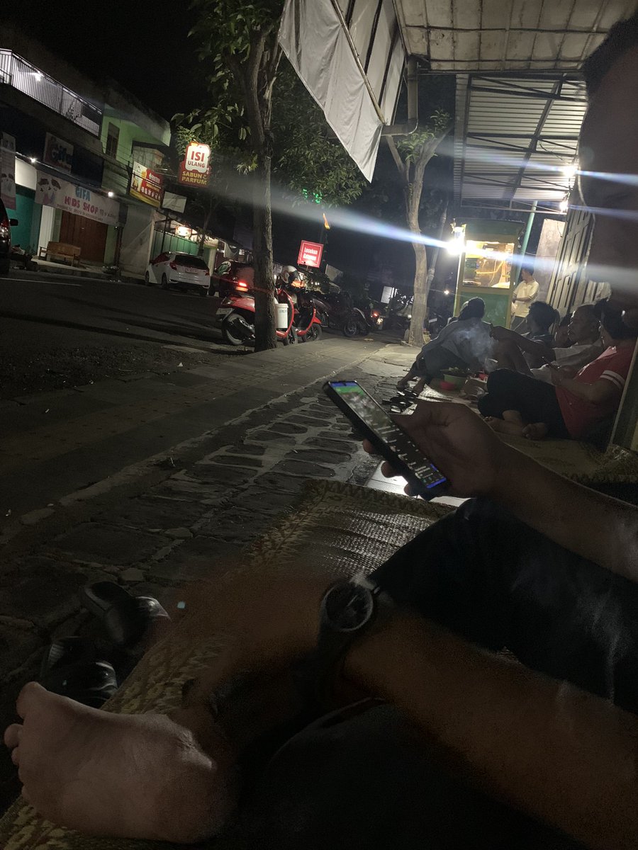 DasrilvaAss's tweet photo. @Adityakusum___ Ojo di zoom cah tulung, apal klambine kudune https://t.co/x7IjiECDFi