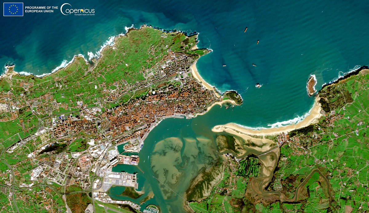 #CopernicusSanta 🇪🇺🛰️ gifts are coming❗️ Santander🇪🇸 as seen by #Sentinel2 Special #HolidaySeason present 🎁 for @r_mcoy