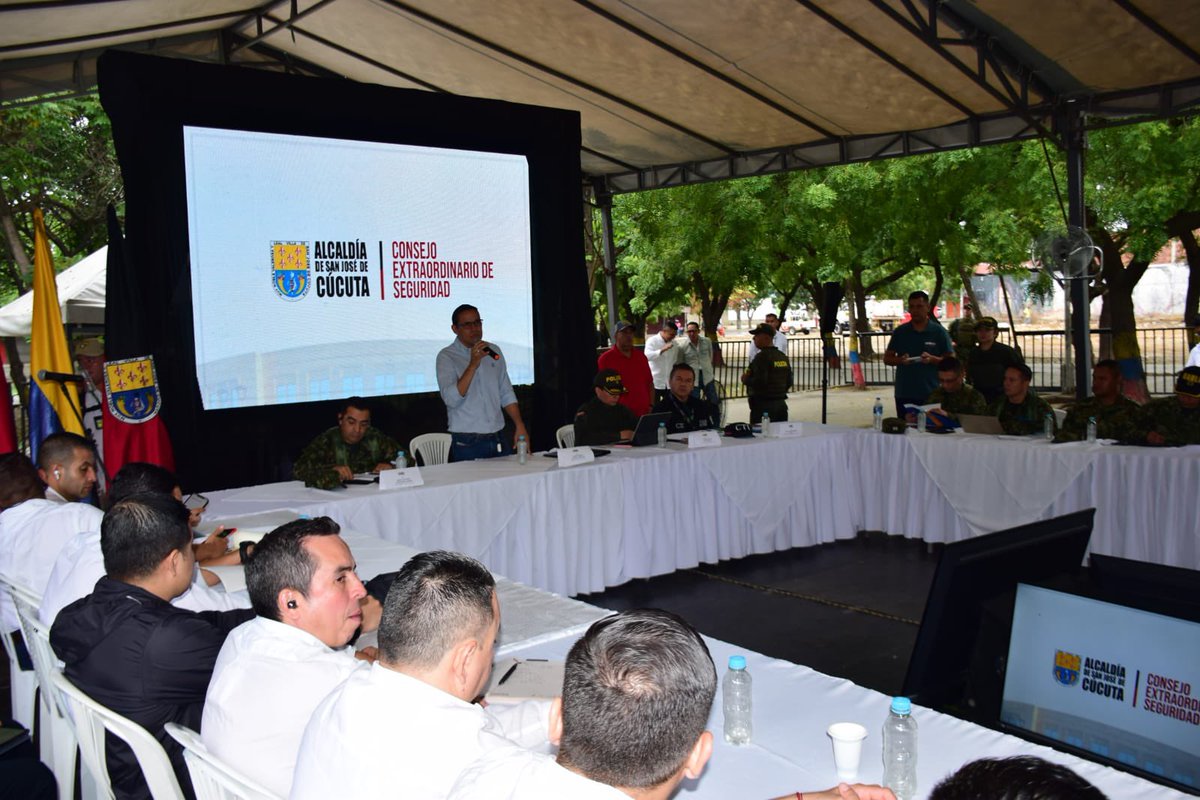 juancbocanegra's tweet photo. Acompañamos a nuestro alcalde @Jorgeacevedocuc en el Consejo Extraordinario de Seguridad donde se están adoptando importantes directrices para recuperar el orden y la tranquilidad en #Cucuta https://t.co/5kRIcrtFiT